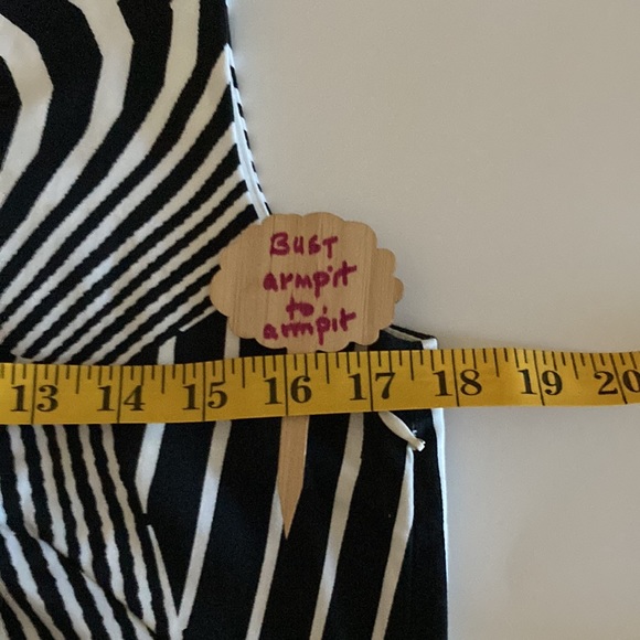 Joe Fresh Size 2 black & white sleeveless dress, side zip V neck 2 side pockets - Picture 9 of 12